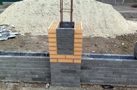 Как изготовить забор из бетонных блоков?