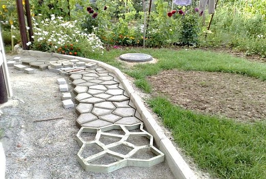 Изготовление бетонных садовых дорожек своими руками