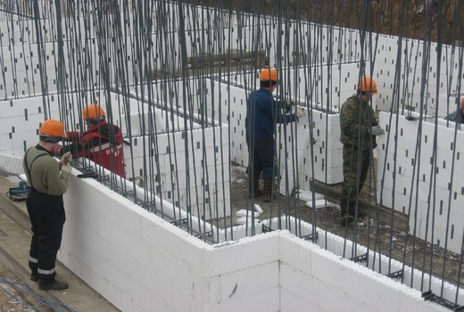Процесс монтажа стен и фундамента из пенополистирола