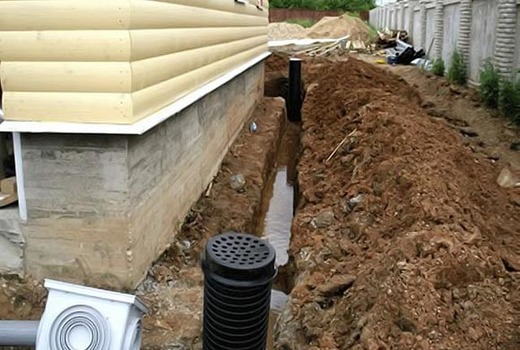 Какой фундамент нужен для дома, если грунтовые воды близко и в котловане стоит вода